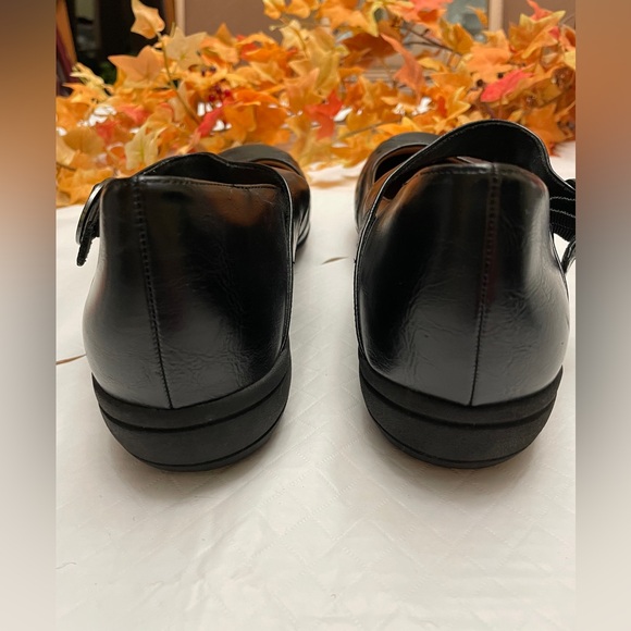 Black leather Mary Jane’s. Custom Plus by Predictions in Size 10. - Picture 3 of 7